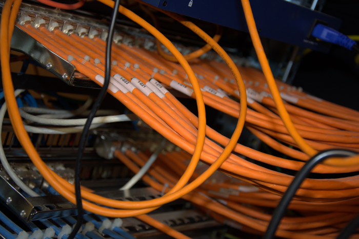 Meerdere stugge kabels die in een patchpanel is ge&iuml;nstalleerd in een serverruimte.